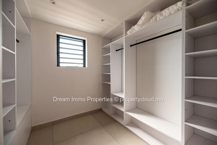 Modern 4-bedroom villa with golf view and private pool at Azuri Village – Mauritius