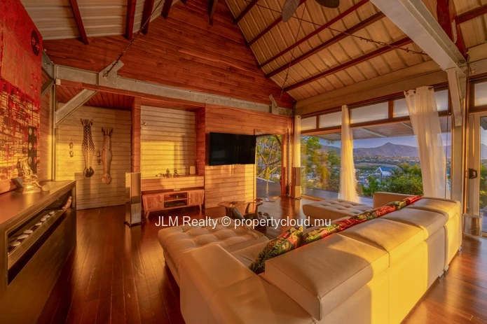 Villa d’exception avec vue panoramique sur le lagon et Le Morne à vendre à Rivière Noire, Ile Maurice
