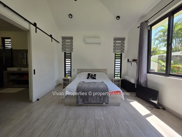 Maison à vendre à Tamarin, 390m², terrain de 1.483m², 4 chambres en suite, piscine privée, vue montagne, proche commo...