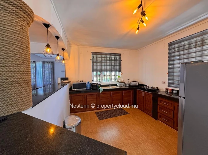 Villa contemporaine en duplex de 4 chambres dans un quartier calme.