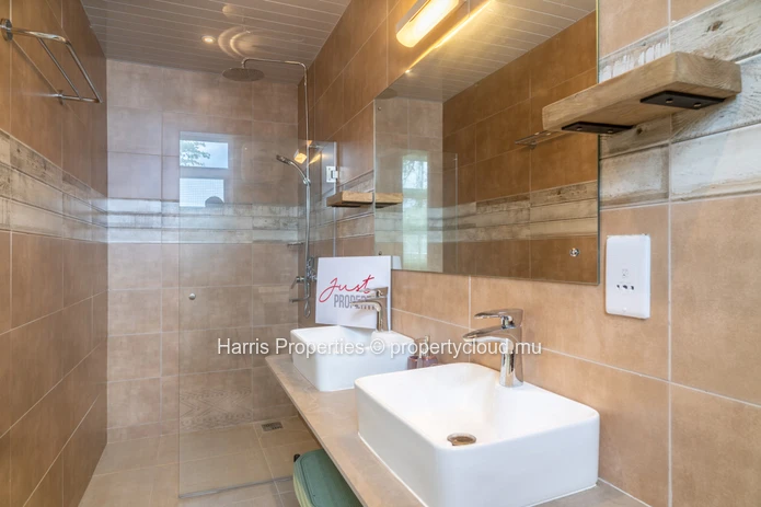 Superbe appartement en bord de mer situé dans un complexe sécurisé à Trou d’Eau Douce disponible à louer