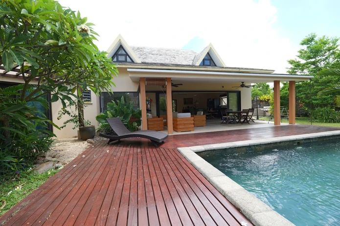 Villa à vendre à Rivière Noire, 320m² habitables, terrain de 1.470m², 5 chambres, bureau, piscine privée. Prix : 900 ...