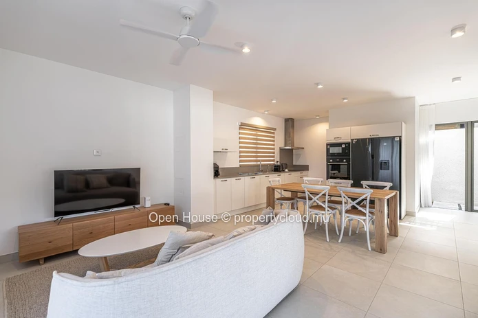 Contemporary villa in the heart of the Smart City of Tamarin. Close to school and all shops. 4 bedrooms.