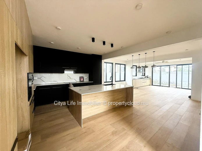 Modern 4-Bedroom Home for Sale – American Floor Plan | 400m² Built | 649m² Land