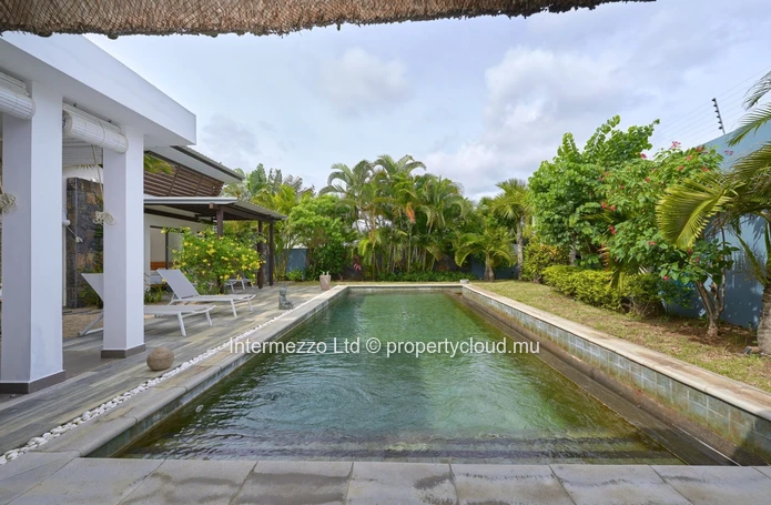 Villa PDS à vendre, Grand Baie, 347m², terrain 758m², 3 chambres, piscine, proche commerces, meublée, gardien, terras...