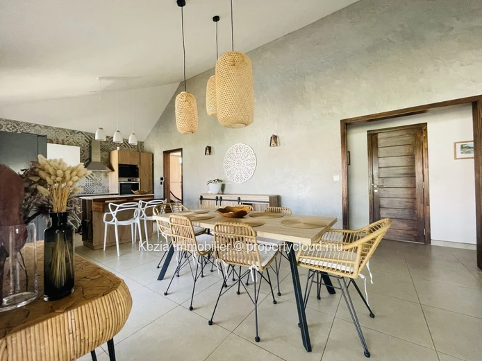 Contemporary Single-Storey Villa (Sole Mandate)