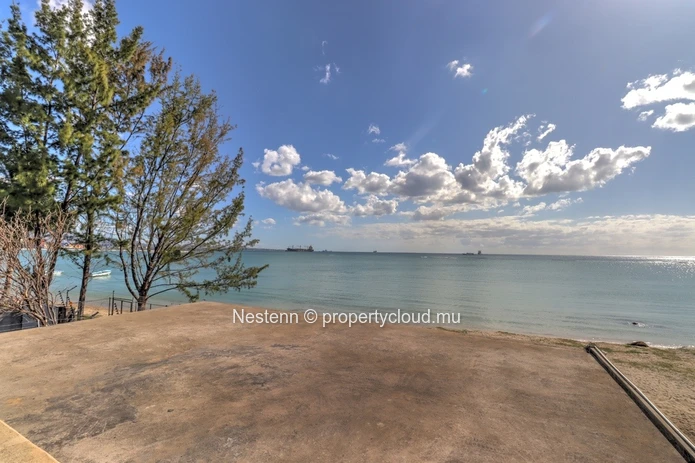 Seafront commercial property 