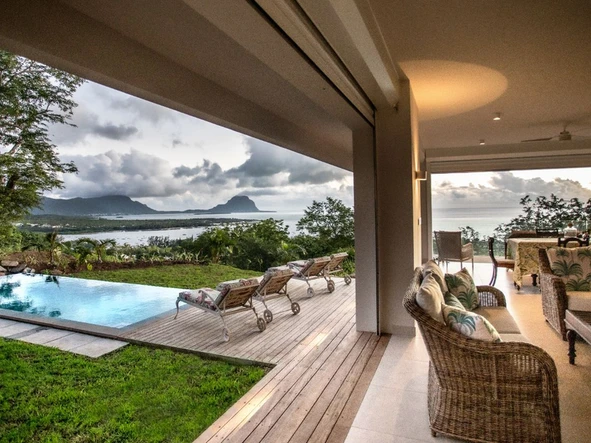 Luxurious Villa with Breath-taking Panoramic Sea Views 
