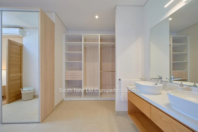 Elegant Garden Apartment in a Prestigious Residence – Belle Vue Harel