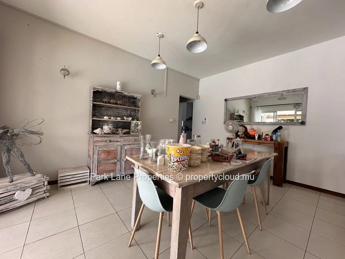 À vendre: Élégante maison familiale avec piscine sur grand terrain à Pereybere