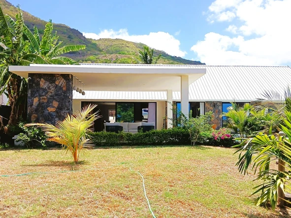 Magnifique maison de 3 chambres à louer avec piscine, vue sur les montagnes et jardin spacieux