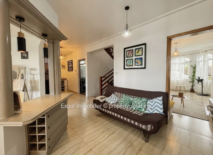 Villa 3 Chambres Avec Piscine, Garage Et Beaux Volumes – Péreybère