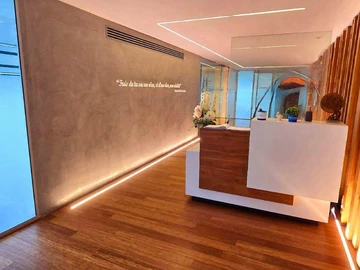 To rent : Spacious, air-conditioned, unfurnished office of 758 m², including a 135 m² terrace, located in a modern bu...