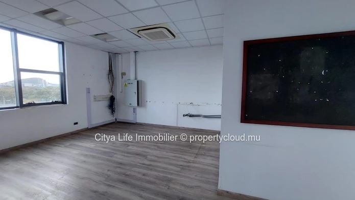 577m² Office Space for Rent in Ebène - Prime Location, Affordable Price!