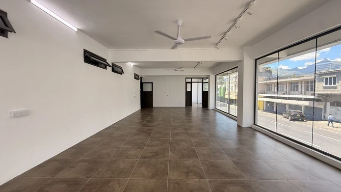 Exclusivité sur route principale au cœur de Port-Louis - Local commercial de 275 m² à louer au premier étage (Mandat exclusif)
