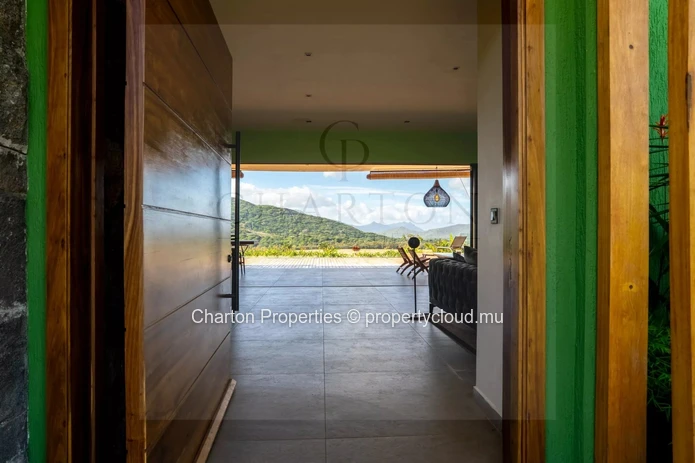 Contemporary 4-bedroom en suite villa with exceptional panoramic view of the sea and mountains