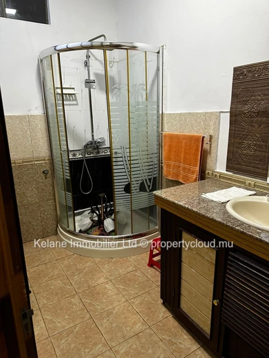 Maison Familiale de 4 Chambres avec Garage et CCTV à Beau Vallon – Rs 4,8M