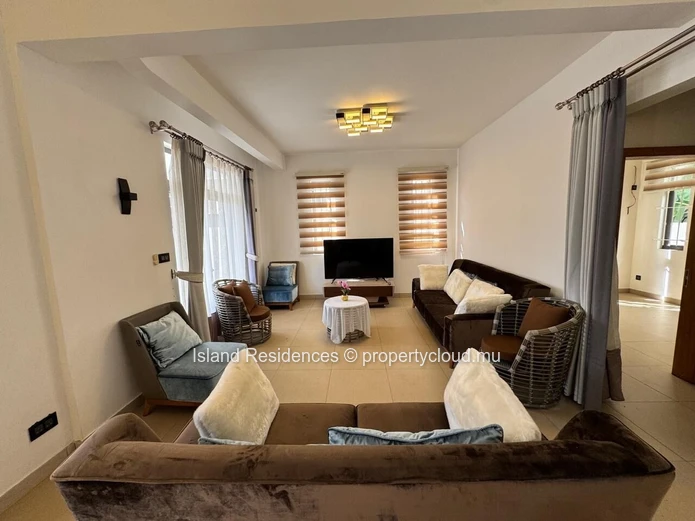 Maison moderne et spacieuse, entièrement meublée avec 4 chambres et double garage