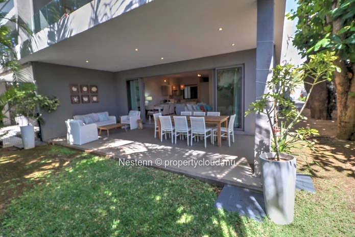 Appartement moderne de 3 chambres avec jardin et accès privé à la plage. 