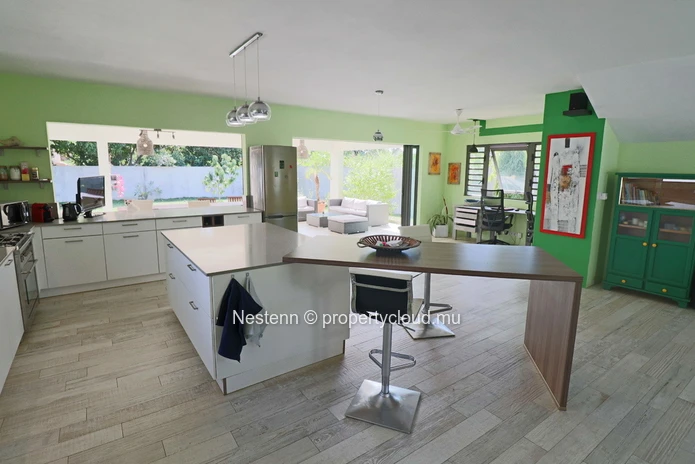 Modern 3-bed house in a beautiful spacious garden