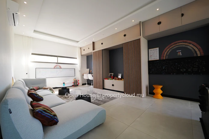 Villa PDS à vendre à Grand Baie, 492m² habitables, terrain 851m², 4 chambres, piscine privée, caractéristiques extéri...