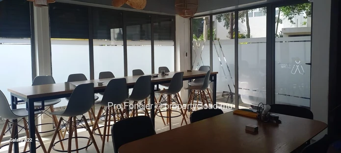 À louer à Quatre-Bornes – Bureau au rez de chaussée, emplacement central
