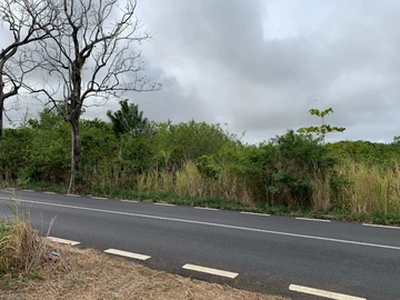 Commercial land on the B21 road at Domaine d'Elaine, Mon Songe