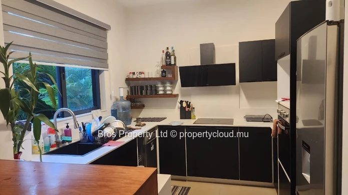 Luxueuse et moderne maison de ville de 4 chambres à louer à 90 000 Rs/mois - Azuri, Roches Noires