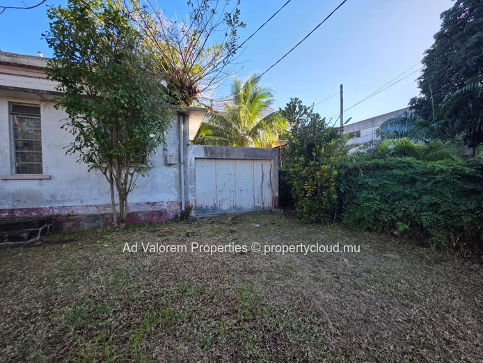 Terrain de 818 m² à vendre – Très bien situé à Quatre Bornes!