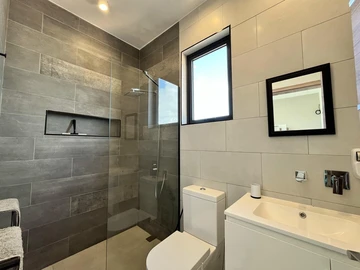 6 Bedroom House