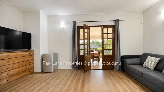 Maison familiale  de 400m2 à Moka  avec piscine, grand jardin et vue Montagne