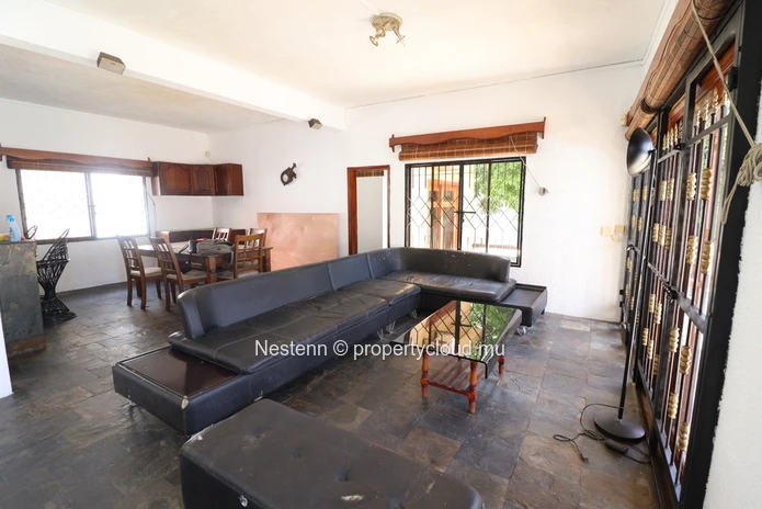 Maison à rénover proche de la plage avec fort potentiel d'investissement locatif.