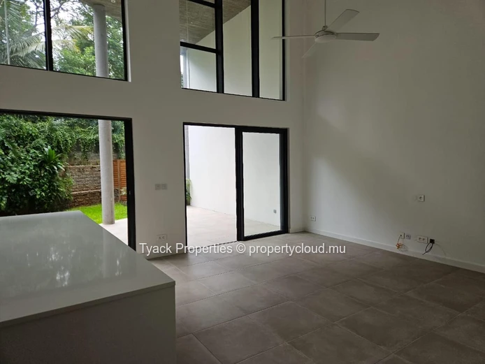 3-Bedroom Villa with Private Garden & Pool Access – Pointe aux Canonniers