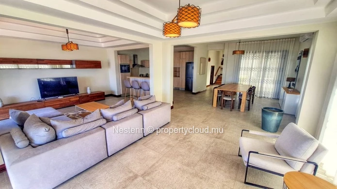 Elegant 4 bedroom seafront villa