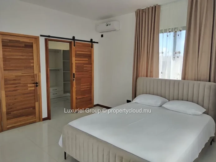 Stunning New Family Villa Double Garage  With Pool For Rent