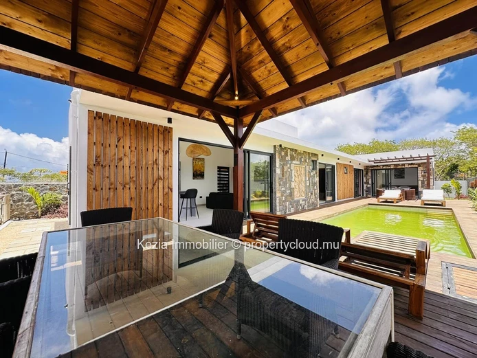 Contemporary Villa With Balinese Charm