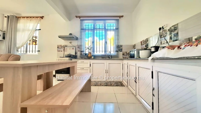 This charming furnished and equipped apartment of approximately 80 m² in Péreybère