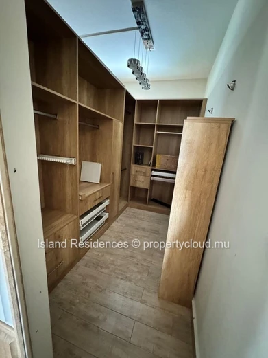 Maison moderne et spacieuse, entièrement meublée avec 4 chambres et double garage