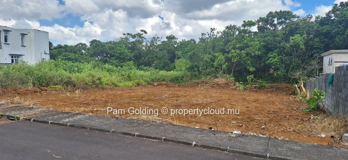 Compact Residential Plot for Sale in Plaines de L’Hermitage – Ideal for Modern Living