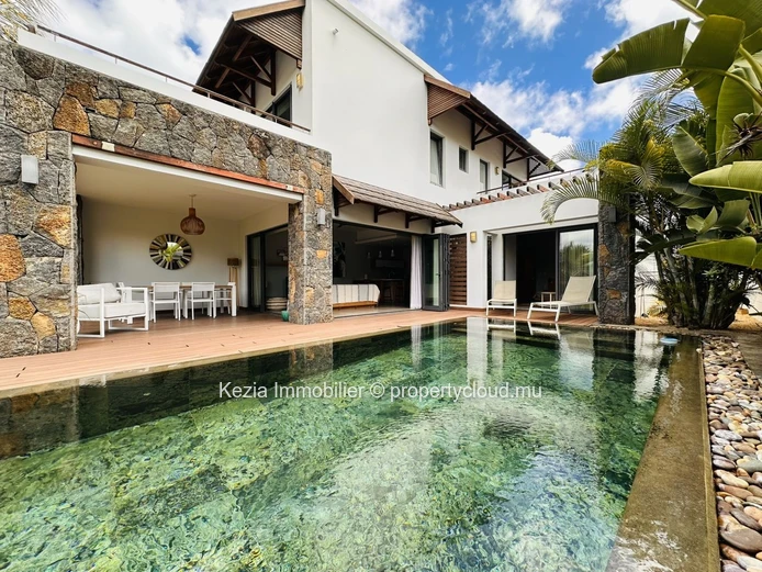 Contemporary Villa In A Secure Residence