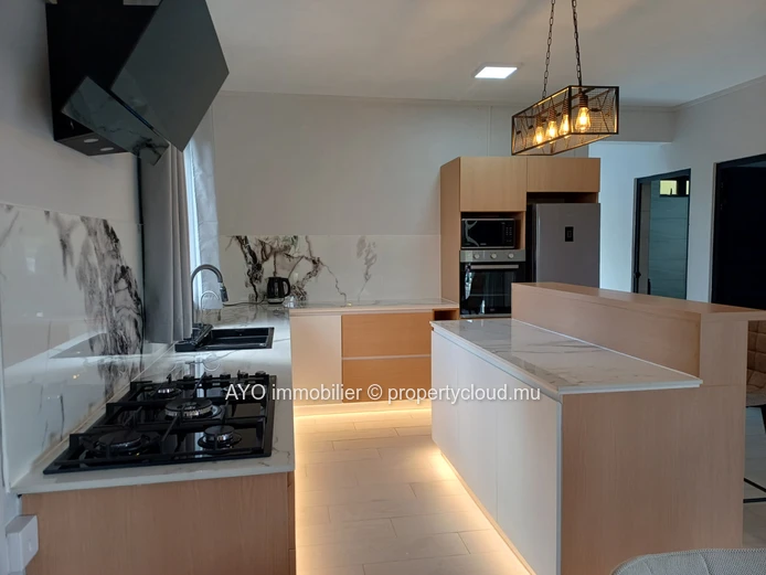 Maison neuve de 4 chambres avec grande cour à Pereybere