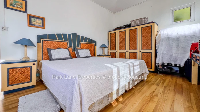 Maison familiale avec jardin arboré à Floréal – Cadre paisible, sécurité renforcée et vue montagne