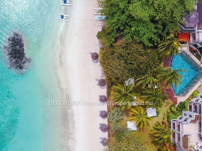 Penthouse avec accès à la plage et services hôteliers, accessible aux étrangers.