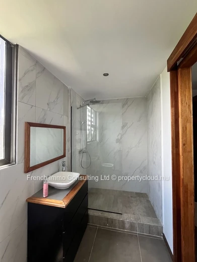 Penthouse de 3 chambres avec roof top privatif, accessible aux etrangers a Bain Boeuf