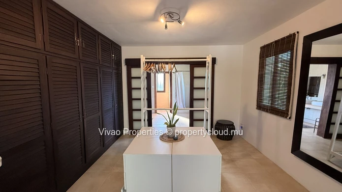 Maison principale spacieuse et élégante de 4 chambres meublée + maison d'amis de 2 chambres avec piscine privée à Per...