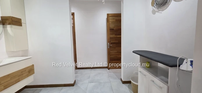 Luxury Furnished 3-Bedroom Townhouse with Rooftop Terrace and Jacuzzi – Flic en Flac | Rs 15M