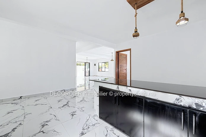 À VENDRE – Maison de plain-pied avec piscine et grand jardin