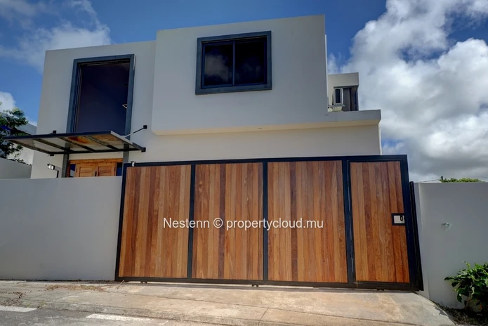 Maison moderne de 226 m² dans le Morcellement Fairview.