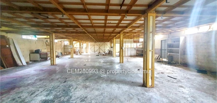 Builiding Commercial / Industriel  À Vendre - Eau Coulee
