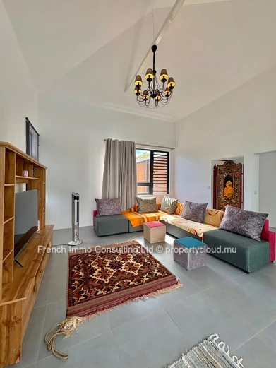 Vaste villa de 4 chambres sur 1477 M2 de jardin et piscine a calodyne